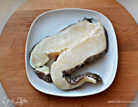 Рыбное филе промойте, посолите и отварите на пару около 30 минут (возможно, меньше, в зависимости от сорта рыбы).