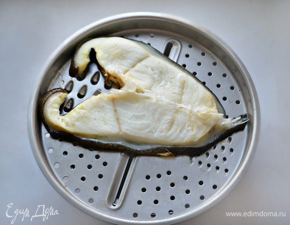 Готовую рыбу остудите и разберите на кусочки или нарежьте кубиками.