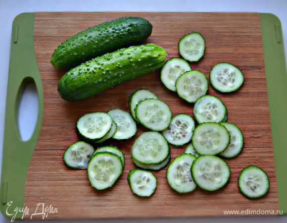 Огурцы помойте и нарежьте тонкими кружочками.