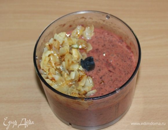 Мелко порезать лук и обжарить до золотистого цвета на сливочном масле. Пюрировать в блендере свежую печень, затем добавить лук и снова пюрировать.