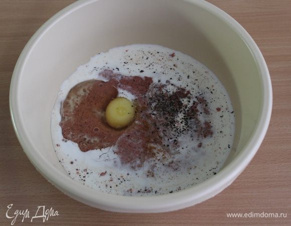 Затем добавить остальные ингредиенты и пюрировать до однородной консистенции. Посолить, поперчить по вкусу.