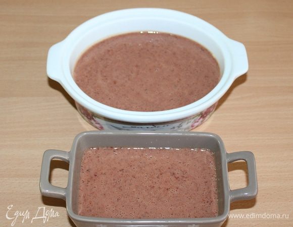 Смазать формочки сливочным маслом. Выложить фарш в форму и плотно закрыть фольгой (или закрыть крышкой). Налить в противень горячую воду и поставить в него форму с паштетом. Запечь на водяной бане в течение 30 минут. Оcтудить. 