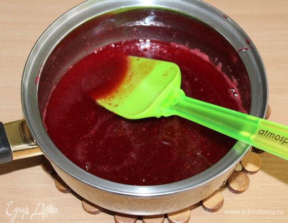 Разморозьте ягоду, добавьте воды, нагрейте до кипения. Затем протрите ягоду через сито, добавьте все остальные ингредиенты, в последнюю очередь быстрорастворимый желатин (или приготовьте желатин согласно инструкции). 