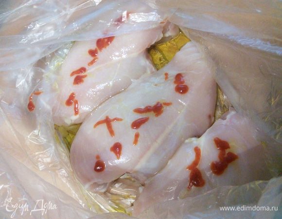 Куриное филе вымыть и обсушить. Сложить в целлофановый пакет, добавить 2 ст. л. оливкового масла и острый чили-соус (в оригинале 3 ст. л. соуса табаско). Оставить в пакете мариноваться в холодильнике минимум 1 час. 
