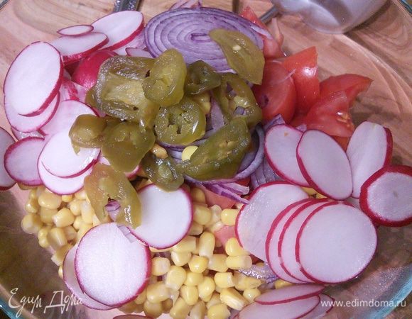 Для салата нарезать помидоры, лук кольцами (у меня белого лука не оказалось). Пеперони, имеется в виду (маринованные из банки), нарезать на кружки. Соединить все овощи в салатнице. Смешать соль, перец, уксус, сахар с 2 ст. л. оливкового масла и взболтать до состояния эмульсии. Перед подачей смешать помидоры и салатный соус.