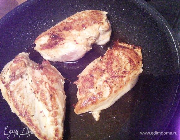 Куриное филе посолить, обжарить на остальном масле с обеих сторон, жарить на каждой стороне по приблизительно 5 минут. Натереть сыр на тёрке, а авокадо почистить и нарезать на пластинки. Разогреть гриль (я делала в духовке). 