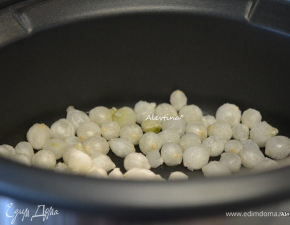 Выложить на дно медленноварки или мультиварки очищенный лук крупный, нарезанный крупными дольками. У меня был только жемчужный лук на тот момент.