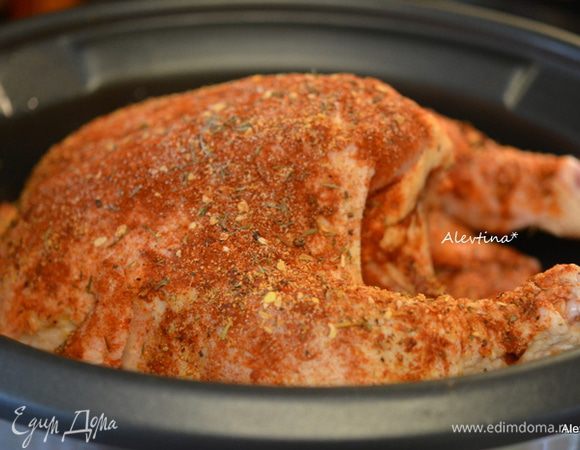 Куриную тушку промыть, очистить от субпродуктов. Обсыпать внутри и снаружи приготовленной сухой смесью. Тушку положить поверх лука. Закрыть крышкой. Включить медленный режим на 7 часов или быстрый на 4 часа для медленноварки.