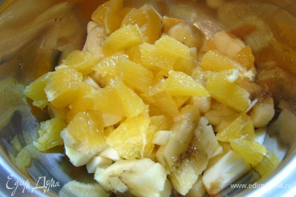Яблоко, банан и апельсин очищаем и нарезаем кусочками. Даем постоять, чтобы апельсины пустили сок.