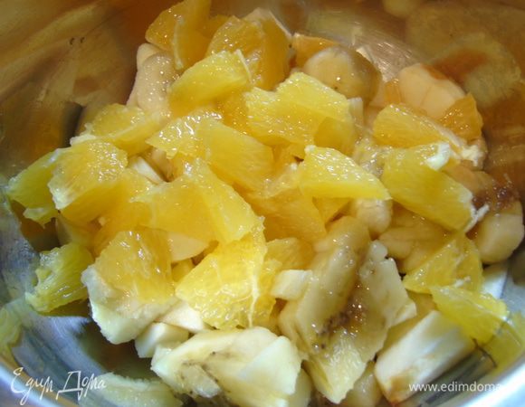 Яблоко, банан и апельсин очищаем и нарезаем кусочками. Даем постоять, чтобы апельсины пустили сок.