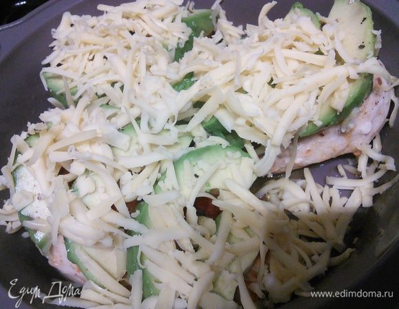 И посыпать сыром. Запекать под грилем около 5-7 минут. 