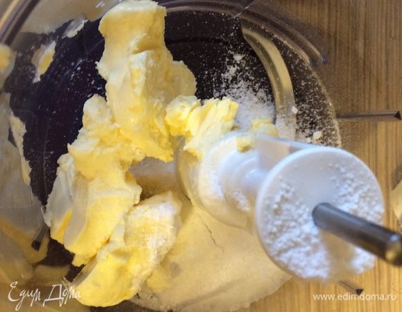 В блендере измельчить мягкое масло с щепоткой соли и сахарной пудрой. Добавить белок и еще раз пробить блендером.