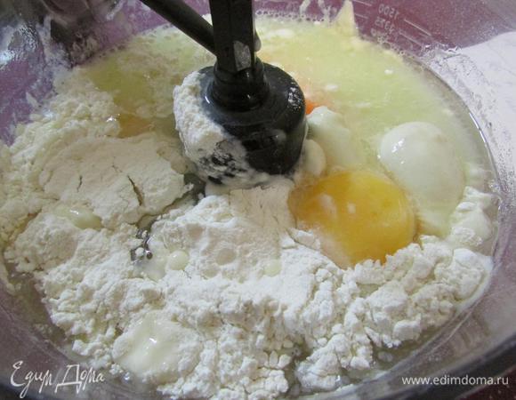 В чашу блендера положить все ингредиенты (кроме сливочного масла). Перемешать в течение 2 минут.