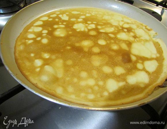 Разогреть сковороду. Смазывать ничем не надо. Вылить половник теста, прокручивая сковороду, таким образом, чтобы тесто растеклось тонким слоем. Блинчик выпекать с обеих сторон. Они хорошо переворачиваются, не рвутся.