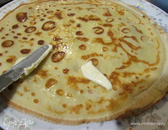 Каждый блинчик смазать сливочным маслом.