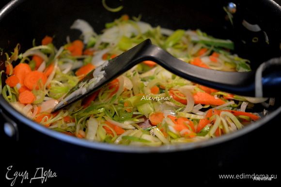 Добавить масло на сковороду, тонко нарезанный лук, морковь , сельдерей. Готовить примерно 5 минут, помешивая.