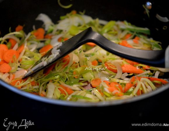 Добавить масло на сковороду, тонко нарезанный лук, морковь , сельдерей. Готовить примерно 5 минут, помешивая.