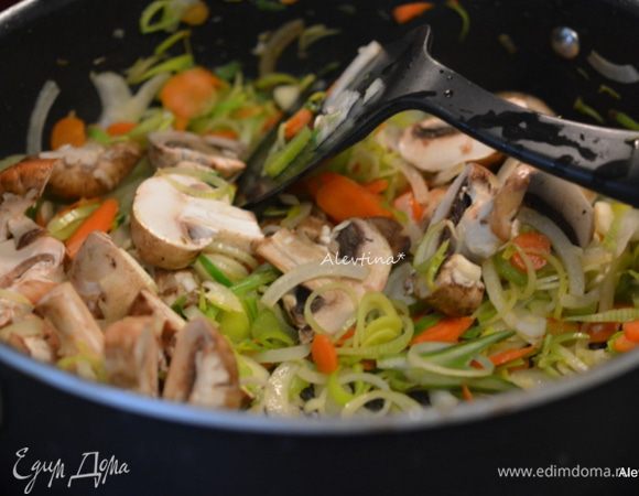 Грибы помыть, крупные нарезать. Добавить в блюдо, затем специи, чеснок мелко нарезанный, готовить 1 минуту.