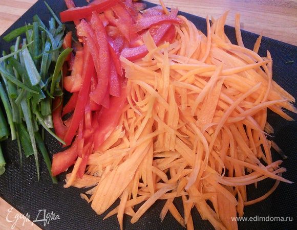 Овощи нарезать тонкой соломкой, фету раскрошить. 