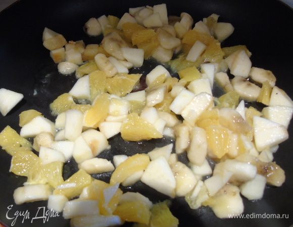 На сковороду выкладываем фрукты, предварительно слив сок, он нам пригодится чуть позже, и тушим на растительном масле на среднем огне, до мягкости яблок, но следите, чтоб они не превратились в кашу.