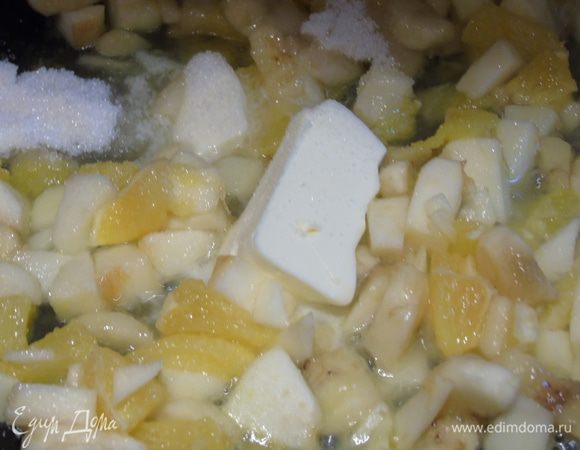 Добавьте сахар и сливочное масло, подержите на огне 4-5 минут.