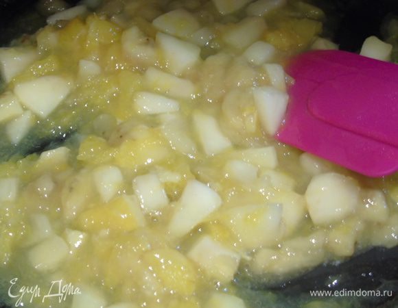 Влейте к фруктам и снимите с огня.