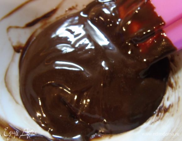 Шоколад растопите со сливочным маслом.