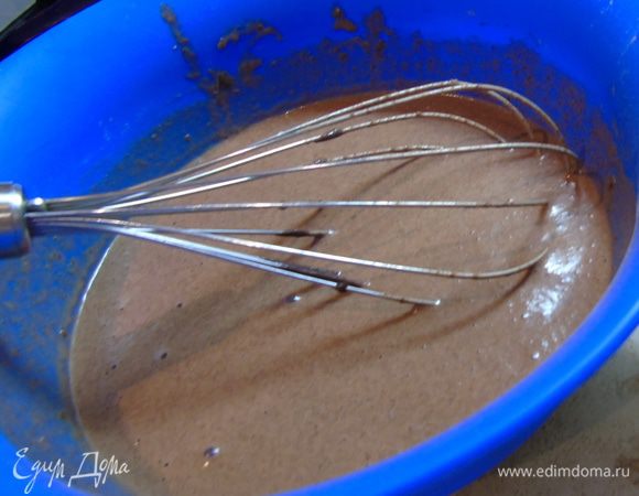 Вливаем растительное масло и перемешиваем. Оставляем тесто на 1 час.