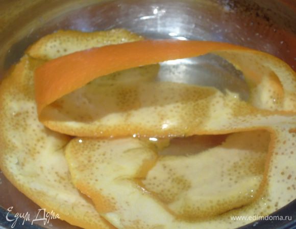 С апельсинов снимите кожуру по кругу, сложите в сотейник, залейте водой так чтоб она покрывала кожуру, добавьте ложку сахара и варите 5 минут.  Достаньте из воды и кожуру будет легко нарезать на полосочки, которыми потом завяжем блины.