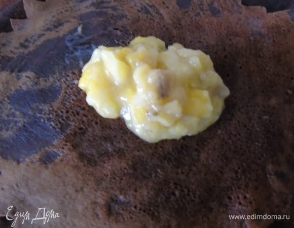 На блин выкладываем начинку (1 столовая ложка).