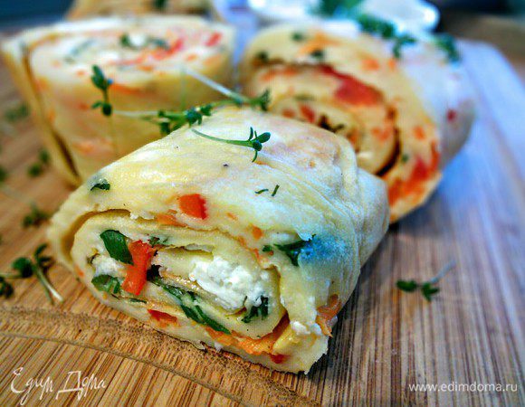 Нарезать на порционные кусочки, подавать со сметанным соусом. 