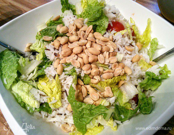 Чеснок мелко нарезать, смешать с солью, перцем, уксусом и сахаром, влить масло и взбить до образования эмульсии. Добавить сметану (она не должна быть жидкой) и пару ложек майонеза (я не добавляла ни сметану, ни майонез, хотя здесь возможны варианты, к примеру йогурт). Салатный соус готов. 