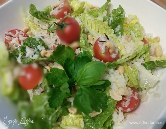 Соединить рис с помидорами и салатным листьями, заправить соусом, дать минимум час настояться. Если необходимо сейчас нужно досолить и доперчить.  Посыпать при подаче арахисом. 