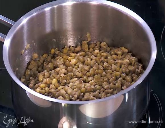 Маш отварить до готовности согласно инструкции на упаковке, затем воду слить.