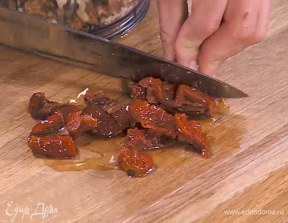 Вяленые томаты нарезать небольшими кусочками.