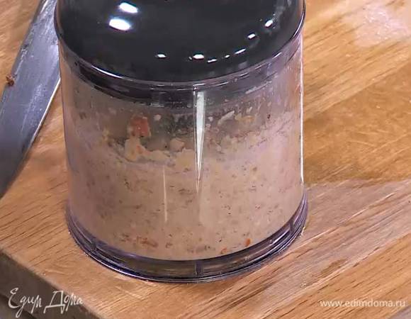 Приготовить паштет: в чаше блендера соединить вяленые помидоры, грецкие орехи, добавить маш, обжаренный порей, хмели-сунели и карри, посолить, поперчить и все взбить.