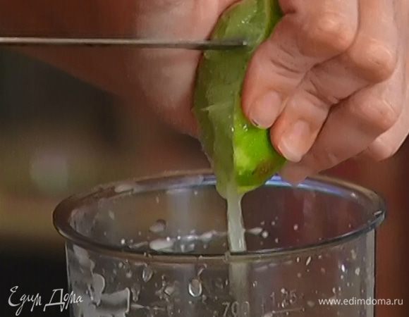 Из лайма выжать сок.