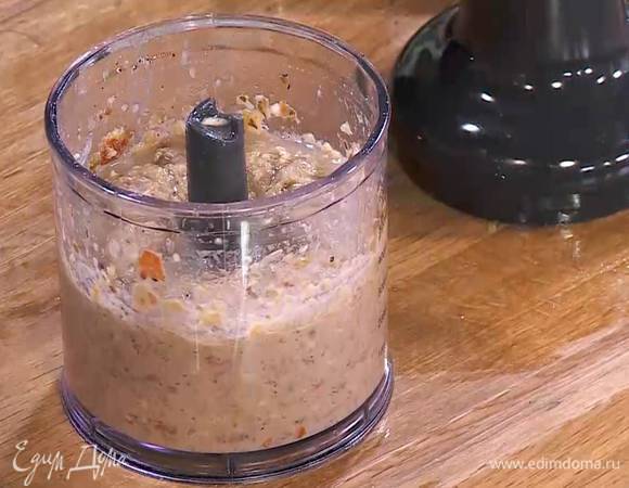 В паштет влить сок лайма, оставшееся оливковое масло и все еще немного взбить.