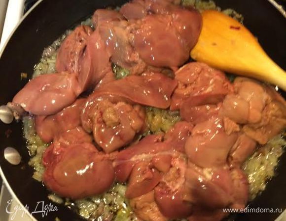 Начинка: лук обжарить на растительном масле, добавить печень и тушить до готовности (20 минут). Добавить соль, перец по вкусу.