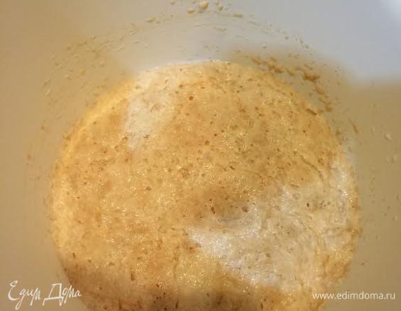 Опара: молоко слегка подогреть. Добавить сахар и дрожжи, перемешать. Накрыть полотенцем и поставить в теплое место на 10-15 минут.