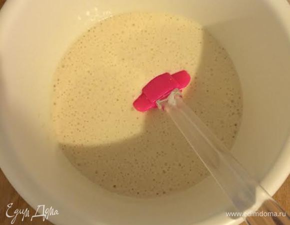 Добавить опару, перемешать.