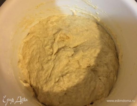 Добавить муку, соль и замесить тесто (муки может понадобиться чуть больше). Накрыть полотенцем и поставить в теплое место на 30 минут.