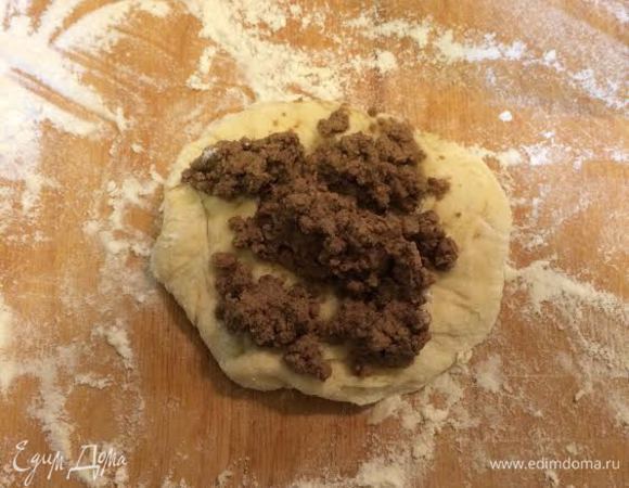 Берем 1 ст.л теста, формируем лепешку, кладем начинку и лепим пирожок.