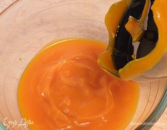 Готовим тыквенное пюре вашим любимым и привычным способом. Я очищаю, режу кусочками и запекаю в духовке до готовности, время запекания зависит от сорта тыквы. Затем пюрирую блендером.