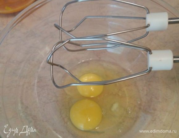Отставляем наше тыквенное пюре пока в сторонку и приступаем к взбиванию яиц. Взбиваем в хорошую пену, я воспользовалась для этих целей миксером.