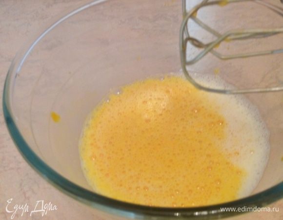 Во взбитые яйца добавляем тыквенное пюре, мед и полстакана молока — все хорошо перемешиваем.