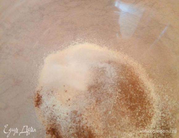Соединяем все сухие ингредиенты — предварительно просеянная мука, соль, сода, молотые корица, имбирь и мускатный орех.