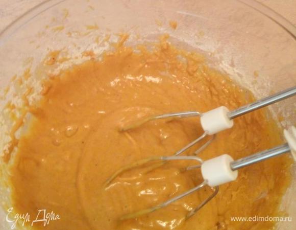 Теперь сухие ингредиенты всыпаем в тыквенно-молочную смесь и хорошо перемешиваем, получается по консистенции, как густая сметана.