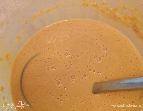 Вливаем оставшееся молоко и кипяток, размешиваем, тесто готово. Теперь приступаем к жарке наших блинчиков. 