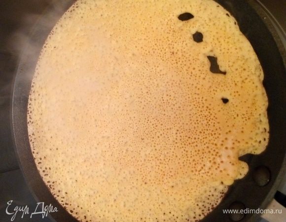 Жарим на вашей любимой сковороде, хорошо прогретой и немного смазанной маслом только перед тем, как печь первый блин. Блины хорошо снимаются и переворачиваются, получаются очень ноздристыми. А какой аромат пряностей  разносится во время их жарки...